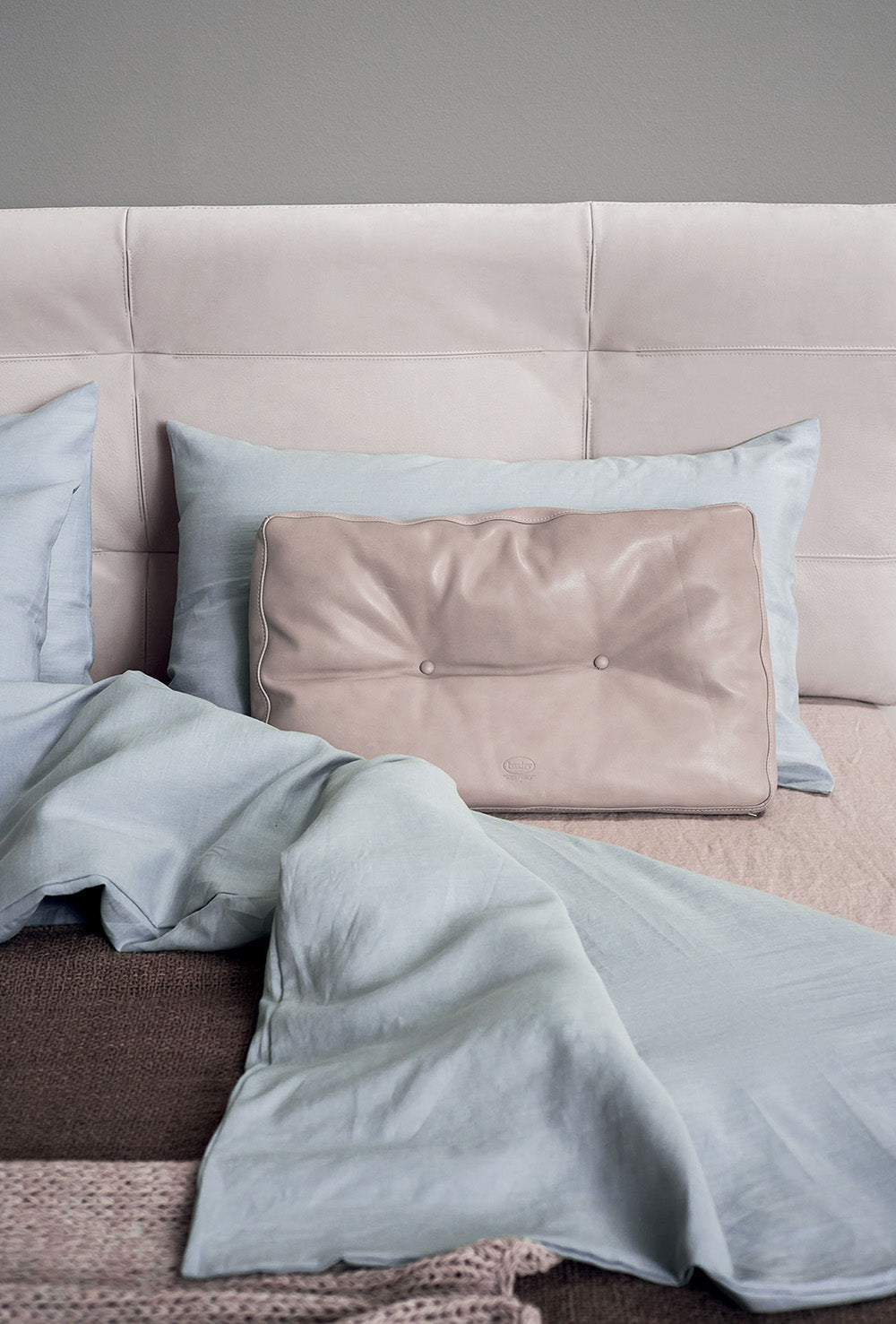 GC2316 Upholstered Bed
